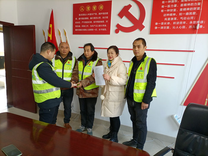 慰问员工邹敏01.jpg